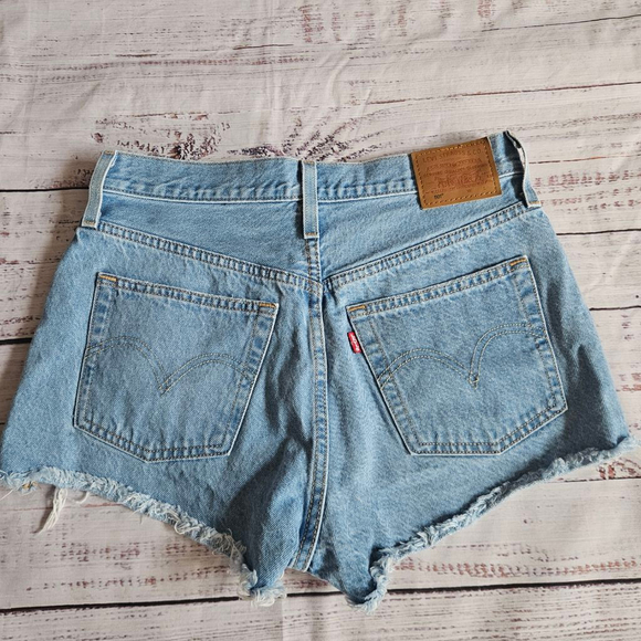 Levis Premium 501 Light Denim Wash Raw Hem Button Fly Shorts Womens 28 - Picture 3 of 7